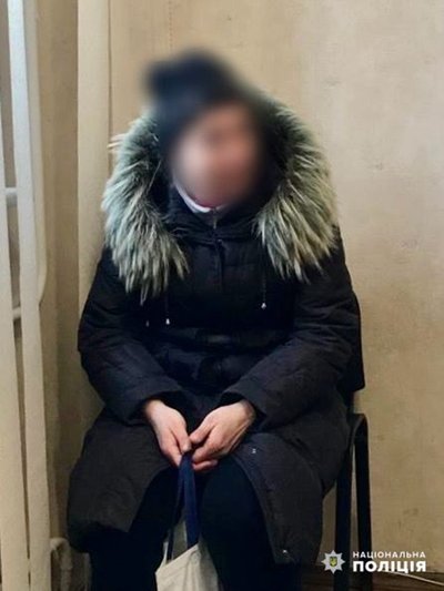 Поліція знайшла жінку, яка забрала квіти з Еспланади пам’яті полеглих Героїв у Южному Поліція знайшла жінку, яка забрала квіти з Еспланади пам’яті полеглих Героїв у Южному