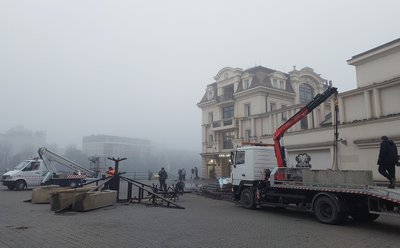 У центрі Ужгорода почали встановлювати новорічну ялинку У центрі Ужгорода почали встановлювати новорічну ялинку