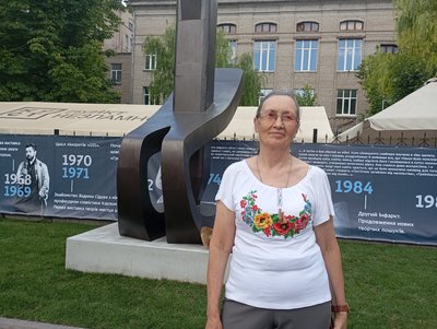 У Дніпрі встановили "Пам'ятник загиблим від бомб" до 100-річчя смерті митця Вадима Сідура