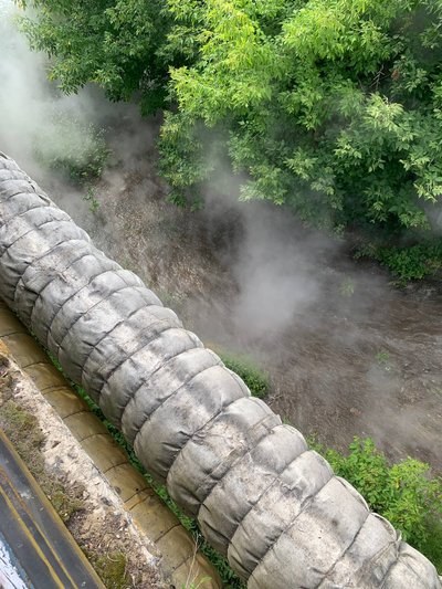 У Сумах з труби під Харківським мостом йде пара та ллється вода: що сталося
