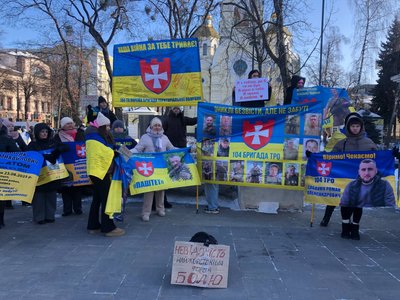 Декілька сотень людей підняли стяги: мирний мітинг на підтримку безвісти зниклих та полонених військових у Рівному Декілька сотень людей підняли стяги: мирний мітинг на підтримку безвісти зниклих та полонених військових у Рівному