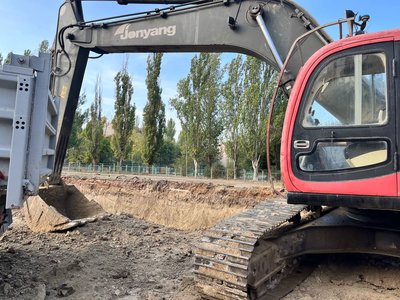 Херсонці мітингували проти будівництва протирадіаційного укриття біля їх будинків: що кажуть люди та влада Херсонці мітингували проти будівництва протирадіаційного укриття біля їх будинків: що кажуть люди та влада