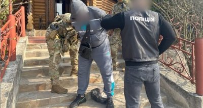 Хотіла отримати 300 тисяч доларів від колишнього чоловіка: на Хмельниччині підозрюють групу людей Хотіла отримати 300 тисяч доларів від колишнього чоловіка: на Хмельниччині підозрюють групу людей