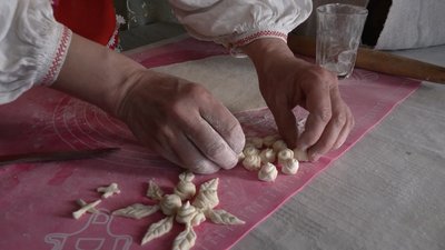 "Рецепт, сорочка, молитва — від бабусі": жителька прикордонного села на Чернігівщині пече паски, дотримуючись традицій "Рецепт, сорочка, молитва — від бабусі": жителька прикордонного села на Чернігівщині пече паски, дотримуючись традицій