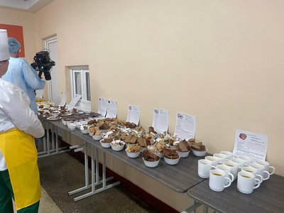 Шкільне меню за рецептами Клопотенка: у Києві шеф-кухар презентував збірник рецептів Шкільне меню за рецептами Клопотенка: у Києві шеф-кухар презентував збірник рецептів