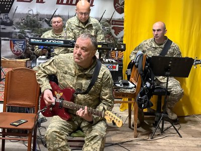"Зустрічають невесело — проводжають добре", — Валентин Корінець, артист оркестру 199 навчального центру ДШВ "Зустрічають невесело — проводжають добре", — Валентин Корінець, артист оркестру 199 навчального центру ДШВ