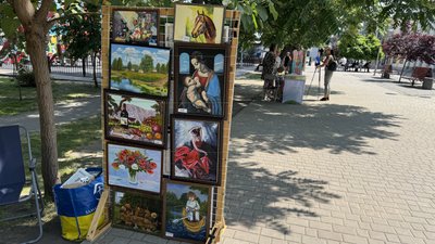Картини переселенця з Курахового Вадима Кіріцева серед яких картина "Мадонни" Павлоград Дніпропетровська область 11 червня 2025 рік Картини переселенця з Курахового Вадима Кіріцева серед яких картина "Мадонни" Павлоград Дніпропетровська область 11 червня 2025 рік