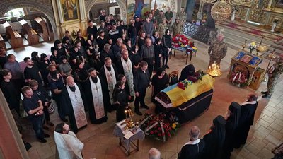 У Мукачеві попрощалися із полеглим на війні Євгеном Левдіковим У Мукачеві попрощалися із полеглим на війні Євгеном Левдіковим