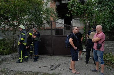 люди, Харків, авіаудар, обстріл, рятувальники люди, Харків, авіаудар, обстріл, рятувальники