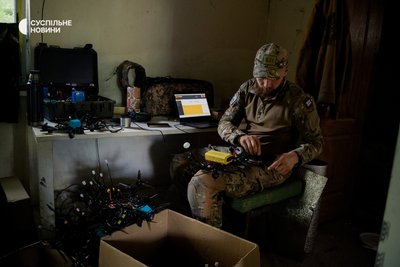 Боєць з групи "Гострі картузи" готує FPV-дрони до роботи під Липцями на Харківщині, червень 2024 року Боєць з групи "Гострі картузи" готує FPV-дрони до роботи під Липцями на Харківщині, червень 2024 року