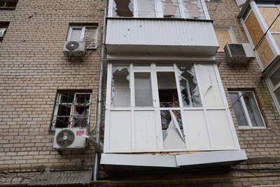 "Вибиті вікна, дах пошкоджений, шиферу нема". Херсонці розповіли про наслідки обстрілів РФ Центрального району "Вибиті вікна, дах пошкоджений, шиферу нема". Херсонці розповіли про наслідки обстрілів РФ Центрального району