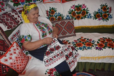 "Я цим живу, я без цього не можу", – вишивальниця із Житомирщини "Я цим живу, я без цього не можу", – вишивальниця із Житомирщини
