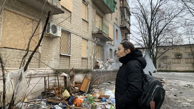 Юлія Шарпар, мати Дмитра, поруч зі своїм будинком, який пошкодив російський обстріл, 2023 рік Юлія Шарпар, мати Дмитра, поруч зі своїм будинком, який пошкодив російський обстріл, 2023 рік
