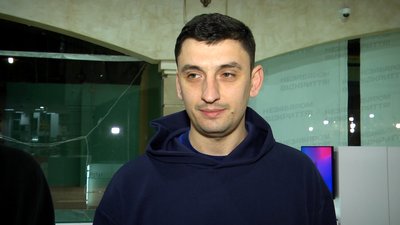 У Житомирі продають брелоки з уламками російського літака Су-25 – гроші збирають для 95 бригади У Житомирі продають брелоки з уламками російського літака Су-25 – гроші збирають для 95 бригади