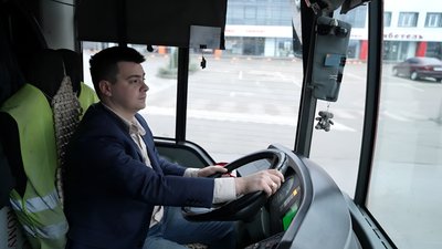 Максим Марчук, який працює вчителем трудового навчання та водієм автобусного маршруту №9 у Чернівцях Максим Марчук, який працює вчителем трудового навчання та водієм автобусного маршруту №9 у Чернівцях