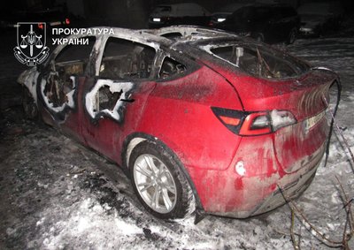 Палили Tesla на замовлення спецслужб: серед підозрюваних неповнолітня Палили Tesla на замовлення спецслужб: серед підозрюваних неповнолітня