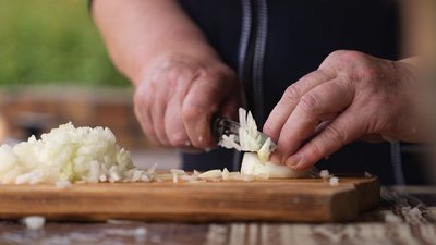На Львівщині господиня готує традиційну бойківську страву — солодку капусту На Львівщині господиня готує традиційну бойківську страву — солодку капусту