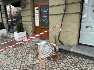 У центрі Чернівців обвалилась частина балкона: чия це відповідальність У центрі Чернівців обвалилась частина балкона: чия це відповідальність