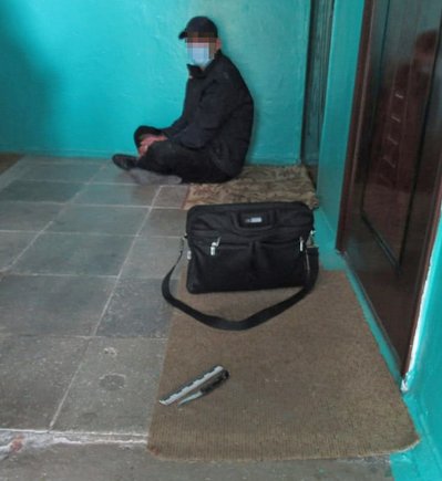 Двоє жінок затримали та передали поліції Житомирщини чоловіка, якого застали в своїй квартирі Двоє жінок затримали та передали поліції Житомирщини чоловіка, якого застали в своїй квартирі