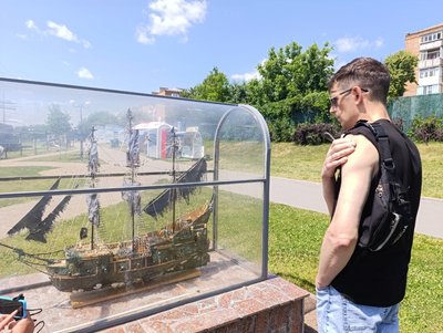 Встановив національний рекорд: черкащанин майструє моделі кораблів у себе на балконі