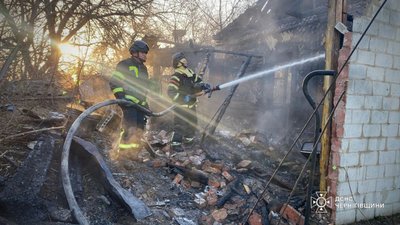 Пожежі через обстріли на Чернігівщині: загорілися 7 гектарів кукурудзи, склади та трава Пожежі через обстріли на Чернігівщині: загорілися 7 гектарів кукурудзи, склади та трава