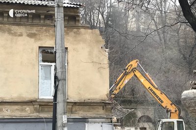 В Одесі демонтують будинок, що пошкодило внаслідок атаки РФ В Одесі демонтують будинок, що пошкодило внаслідок атаки РФ