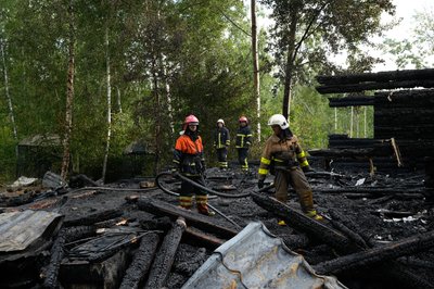 Рятувальник на місці російського удару по харківському екопарку Рятувальник на місці російського удару по харківському екопарку