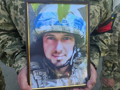 У Полтаві попрощалися із двома воїнами, які загинули, обороняючи Україну У Полтаві попрощалися із двома воїнами, які загинули, обороняючи Україну