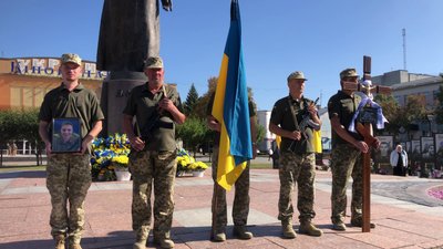 Із старшим лейтенантом Романом Орешняком попрощались у Рівному Із старшим лейтенантом Романом Орешняком попрощались у Рівному