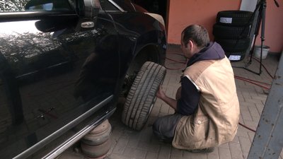 "Якраз час перевзутися": як водії змінюють літню гуму на зимову у Рівному "Якраз час перевзутися": як водії змінюють літню гуму на зимову у Рівному