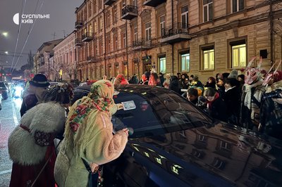 У центрі Києва водили Маланку і збирали гроші для ЗСУ: як це було У центрі Києва водили Маланку і збирали гроші для ЗСУ: як це було