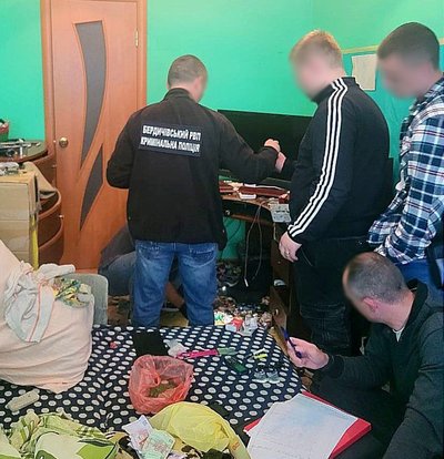 На Житомирщині поліція затримала наркодилера, який торгував наркотичними речовинами На Житомирщині поліція затримала наркодилера, який торгував наркотичними речовинами