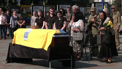 У Рівному попрощалися із військовим Василем Аврамчуком У Рівному попрощалися із військовим Василем Аврамчуком