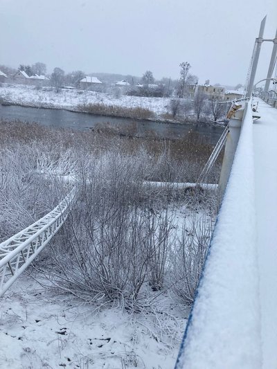 В Ізюмі впала одна з опор пішохідного мосту В Ізюмі впала одна з опор пішохідного мосту