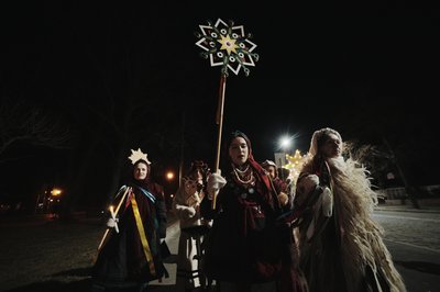 Колядниці йдуть вулицею у Харкові