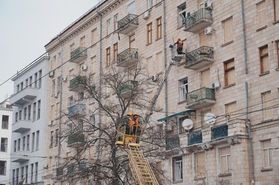 На вулиці Сумській у Харкові усувають наслідки влучання "Шахеда", 26 лютого 2025 року На вулиці Сумській у Харкові усувають наслідки влучання "Шахеда", 26 лютого 2025 року