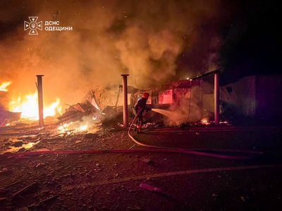 На Одещині внаслідок атаки РФ загорілися дві металеві споруди