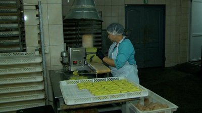 "Щоб мали сили нас захищати", — на Вінниччині працівниці цеху напівфабрикатів готують для оборонців на фронт "Щоб мали сили нас захищати", — на Вінниччині працівниці цеху напівфабрикатів готують для оборонців на фронт
