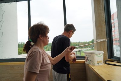 Харків'яни оглядають балкон після атаки безпілотників Харків'яни оглядають балкон після атаки безпілотників