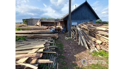Завдали збитків на близько 4 млн грн: на Чернігівщині викрили угрупування, яке підозрюють у масштабній вирубці лісу Завдали збитків на близько 4 млн грн: на Чернігівщині викрили угрупування, яке підозрюють у масштабній вирубці лісу