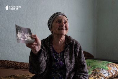 Тамара Костянтинівна показує старі фотографії з часів своєї молодості на Херсонщині, травень 2026 року Тамара Костянтинівна показує старі фотографії з часів своєї молодості на Херсонщині, травень 2026 року
