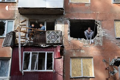 Місцеві жителі в зруйнованому будинку у Херсоні 8 листопада 2024 року Місцеві жителі в зруйнованому будинку у Херсоні 8 листопада 2024 року