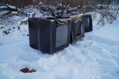 Майструють теплі будки та будують “котоготелі”. Як жителі Дніпра та Камʼянського допомагають безхатнім тваринам