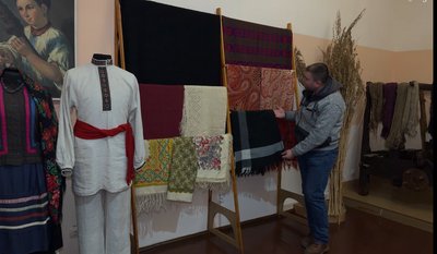 "На похорон – чорна, на весілля – вишита": жителька Хмельниччини зберігає близько сотні українських хусток "На похорон – чорна, на весілля – вишита": жителька Хмельниччини зберігає близько сотні українських хусток