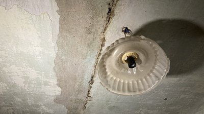 Тріщина на стелі у квартирі пошкодженого російським влучанням будинку в Харкові Тріщина на стелі у квартирі пошкодженого російським влучанням будинку в Харкові