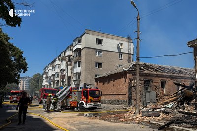 Рятувальники працюють у кварталі неподалік будівлі Кременчуцького районного ТЦК на Полтавщині, в яку вдарили російські БпЛА 6 липня Рятувальники працюють у кварталі неподалік будівлі Кременчуцького районного ТЦК на Полтавщині, в яку вдарили російські БпЛА 6 липня