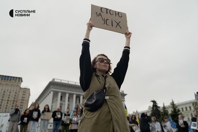 На Хрещатику зупинили рух, щоб вшанувати пам'ять загиблих військових На Хрещатику зупинили рух, щоб вшанувати пам'ять загиблих військових