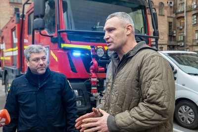 Мер Віталій Кличко і керівник столичних рятувальників Сергій Кривошликов розповідають про пожежне авто, яке отримала столиця Мер Віталій Кличко і керівник столичних рятувальників Сергій Кривошликов розповідають про пожежне авто, яке отримала столиця