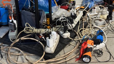 Люди заряджають свої пристрої у магазині від генератора Добропілля Донецька область 3 січня 2026 рік Люди заряджають свої пристрої у магазині від генератора Добропілля Донецька область 3 січня 2026 рік