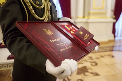 Зеленський вручив посмертні нагороди рідним загиблих захисників з Черкащини Зеленський вручив посмертні нагороди рідним загиблих захисників з Черкащини